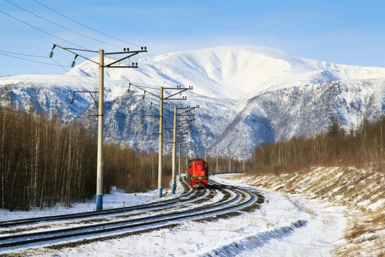 Поезд РЖД едет зимой