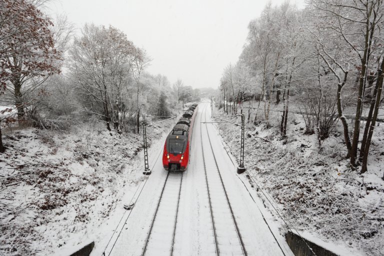 Поезд РЖД Ласточка едет зимо
