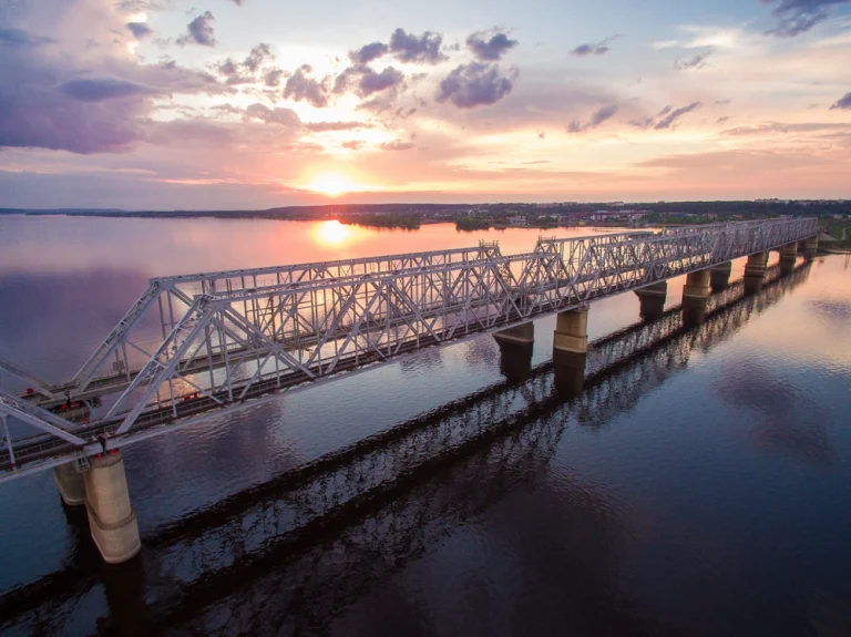 железнодорожный мост РЖД через реку Волга, Россия